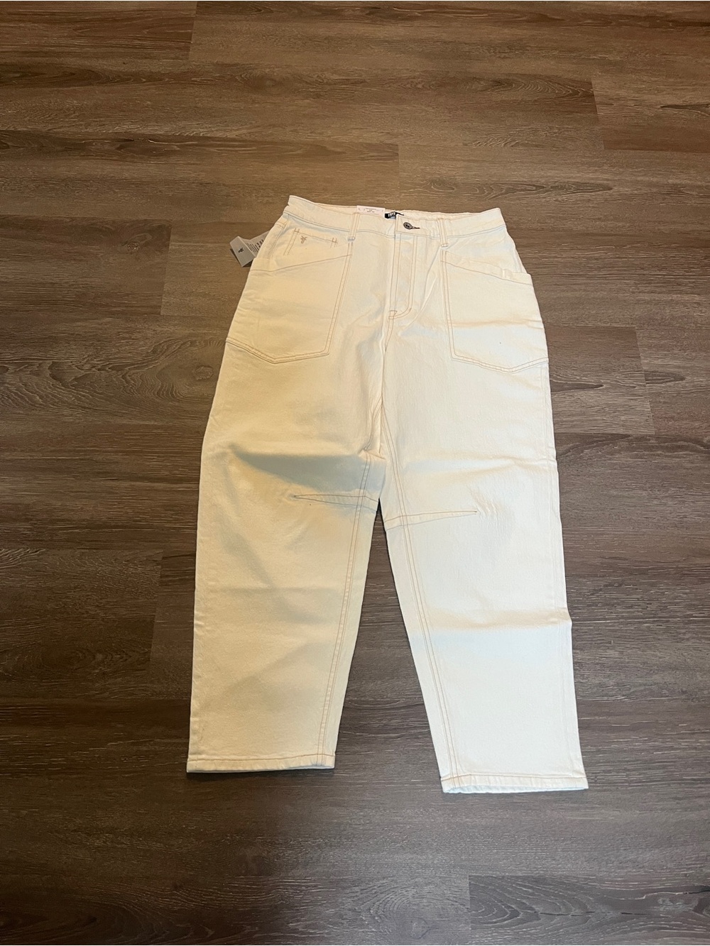 Frye Barrel Jeans in Bone
Brand new with tags
Size 6
#barrel #denim